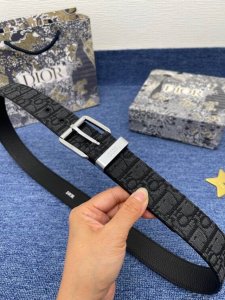 特P180 迪奥 这款腰带采用米色和黑色 Oblique 印花面料精心制作，搭配黑色粒面牛皮革里料，饰以金属覆层黄铜腰带扣，彰显优雅时尚的风范。可与各式 35