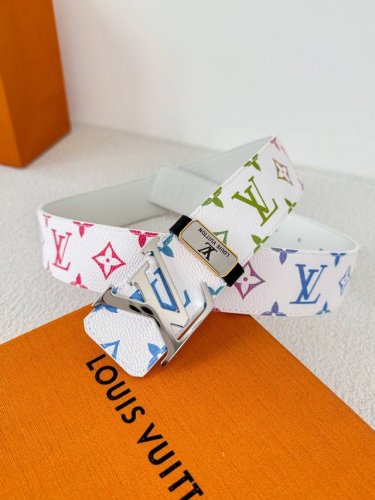 品名： Lv..路易..威登腰带皮带原单 型号：挂扣，经典纯钢材质挂扣，头层牛皮，图片实物拍摄 材料：头层牛皮，挂扣系列，纯钢材质扣头，钯镀电镀工艺永不掉色。原