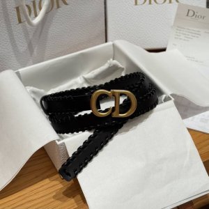 迪家马鞍腰带 这款马鞍腰带焕新演绎经典款式，彰显迪家的非凡精湛工艺，采用黑色调光滑牛皮革精心制作，饰以手工皮革缉面线细节，搭配金色饰面金属Cd腰带扣，款式经典，