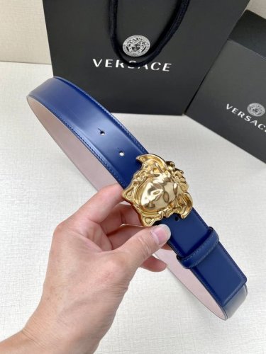 宽度4.0Cm Versace 范思哲 此款柔软的皮带饰3D美杜莎腰带扣，可搭配正装或休闲牛仔装。