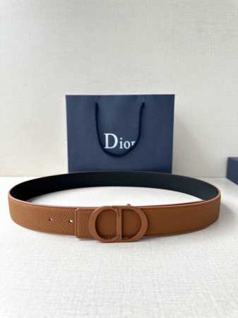 宽度3.5Cm Dior 这款腰带扣采用土黄色哑光涂漆饰面不锈钢精心制作，展示Cd Icon 标志。可与各式35毫米腰带搭配，提升格调，打造优雅精致的造型。 - 点击图像关闭