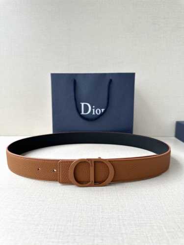 宽度3.5Cm Dior 这款腰带扣采用土黄色哑光涂漆饰面不锈钢精心制作，展示Cd Icon 标志。可与各式35毫米腰带搭配，提升格调，打造优雅精致的造型。