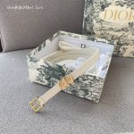 特P180 Dior 新品腰带来袭，采用光滑牛皮革精心制作，搭配精品针扣，“Cd”字样戒指，宽1.5Cm，时尚百搭，增添高雅气质。