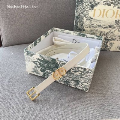 特P180 Dior 新品腰带来袭，采用光滑牛皮革精心制作，搭配精品针扣，“Cd”字样戒指，宽1.5Cm，时尚百搭，增添高雅气质。