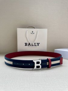 特 P200 Bally 巴利 专柜同款男士腰带，宽 3.4Cm。此款以反面枣红进口牛皮精心制作，正面金属板扣，简约又百搭。其可调式长度，能轻松匹配出完美尺寸