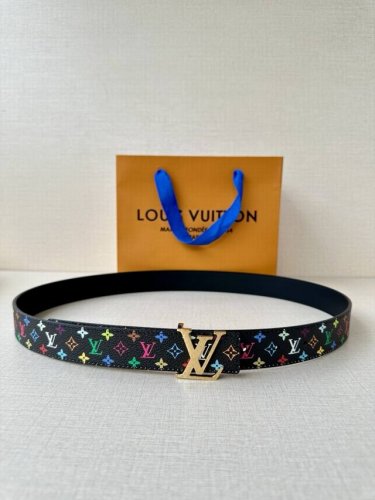 特 3.0宽 Lv 双面腰带取材缝线皮革和 小黑花 小白花帆布 新款格子搭扣映衬榄尖形腰带末端，为纤细设计注入柔美风情。
