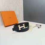特 爱马仕HermèS男款腰带以其精湛的工艺、高品质的材料和经典的设计而备受推崇，是男士时尚配饰中的顶级选择。最具标志性的设计是带有“H”标志的扣头，简约大气且