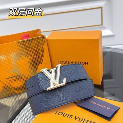 Lv Dimension 双面腰带将创意传承与华美街头风范共冶一炉，彰显创意总监 Pharrell Williams 的时尚远见。Monogram 帆布铺陈外层