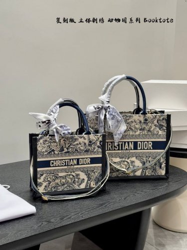 礼盒包装 高品复刻版！带丝巾！ Dior迪奥新版立体刺绣提花动物园系列老虎Booktote手袋Booktote布袋，明星同款，人气爆棚！刺绣花纹，艺术气息十足。