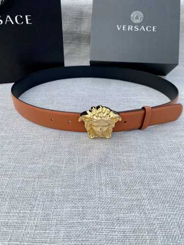 宽度：3.0Cm 范思哲 此平纹腰带饰有标志性的Versace美杜莎头像扣，彰显品牌格调。是一款精美的衣橱必备单品。秀场同款！