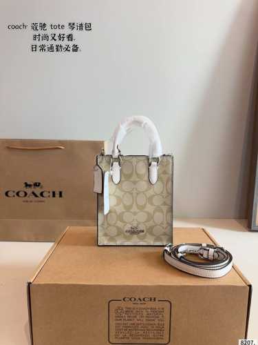 配礼盒. 蔻驰Coach 新品琴谱包 大包才是时尚的灵魂 生活和浪漫可以兼得 设计时尚、拿取物品非常方便 实用主义通勤人可轻松驾驭优雅职场尺寸：14*5*17C