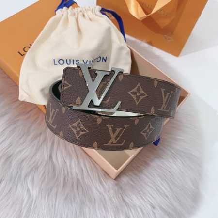 特 ：配送专柜全套礼盒包装。 Lv 40 毫米双面腰带将 帆布和柔软小牛皮分饰两面，以摩登视角重绎路易威登的经典设计，更有 Lv 字母搭扣绘上标志性一笔。搭提供 - 点击图像关闭