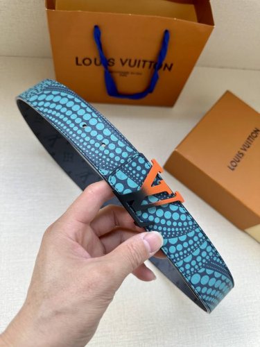 4.0宽:路易威登与草间弥生再度联袂，在合作系列中推出 Lv X Yk Lv Webbing 腰带，于棉布表面重绘这位日本艺术家多次解构的南瓜图案。