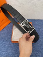 品牌 爱马仕 特 描述 采用高级真皮精制而成 触感厚实 饰以商标带扣 腰带为意大利尺寸 请在购买前参阅腰带尺寸指南. 铜扣金属配件 黑色皮革 采用环保工艺制作而
