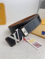 品名： Lv..路易..威登腰带皮带原单 型号：挂扣，经典纯钢材质面字母挂扣，头层牛皮，图片实物拍摄 材料：头层牛皮，挂扣系列，纯钢材质扣头，钯镀电镀工艺永不掉