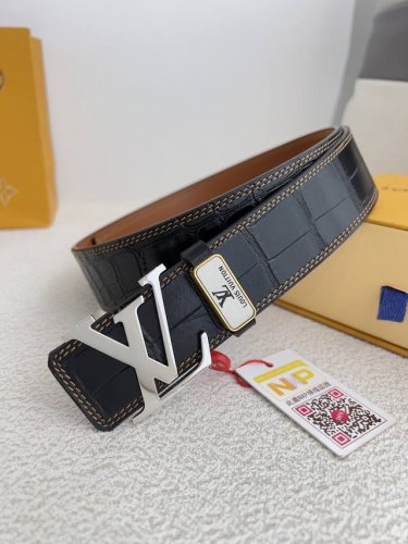 品名： Lv..路易..威登腰带皮带原单 型号：挂扣，经典纯钢材质面字母挂扣，头层牛皮，图片实物拍摄 材料：头层牛皮，挂扣系列，纯钢材质扣头，钯镀电镀工艺永不掉