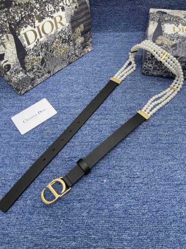 迪奥550 2.0Cm 特 这款 30 Montaigne Avenue 腰带从同名手袋汲取灵感，采用黑色光滑 牛皮革精心制作，质感柔软，设计优雅，饰以富有光泽