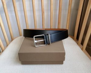 新款 Burberry 巴宝莉专柜同步上新 意大利精制腰带 选用光滑小牛皮面料打造 搭配镀钯金针扣 宽:3.5Cm 精致优雅简单大方