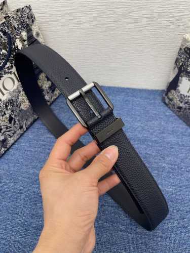 腰带P 35 毫米海军蓝色粒面牛皮革 编号: 4333Rutam_H56E。 这款腰带采用海军蓝色粒面牛皮革精心制作，饰以复古银色饰面黄铜针扣，彰显优雅时尚风范