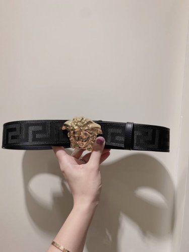 特 此款经典的Versace腰带由柔软的小牛皮制成，饰有La Greca印花，并配有3D美杜莎腰带扣。4Cm