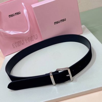 特 Miumiu 23 金属搭扣. 腰带环饰有激光雕刻徽标，这款皮革腰带设计简约而优雅 ，腰带伴环以Miu Miu徽标 进口牛皮腰带 3.5Cm