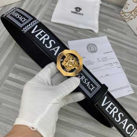 宽度4.0Cm Versace 範思哲 經典款十字紋印花 兩面頭層；此款腰帶配有醒目的美杜莎頭像搭扣，可為任何造型增添幾分立體雅致效果。 - 点击图像关闭