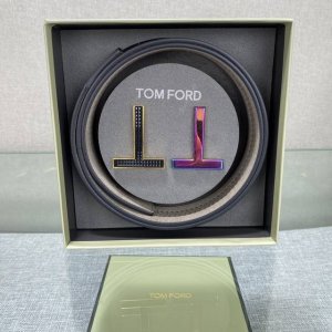 双扣头汤姆福特最新网红爆款双面头层牛皮专柜同步3.8宽新款上市了，原版牛皮，搭配铜扣，优雅，大方用的方便。谢谢你转载。