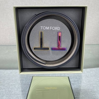 双扣头汤姆福特最新网红爆款双面头层牛皮专柜同步3.8宽新款上市了，原版牛皮，搭配铜扣，优雅，大方用的方便。谢谢你转载。
