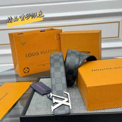 lv Dimension 双面腰为深邃皮革压印 Monogram 图案，翻转即现细腻平滑的一面，于优雅之中流露沉稳气韵。瞩目 Lv 字母搭扣以渐变色调勾勒轮廓，
