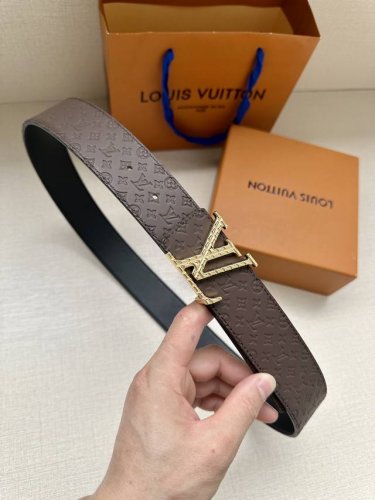 特 4.0宽 Lv Shadow 腰带拥有 Monogram Shadow 皮革的经典风尚和素面皮革的内敛格调 以摩登笔触焕新男士衣橱