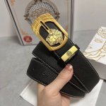 品名：Versace.范思哲 材质：原单牛皮腰带 百分百头层牛皮腰带保证真皮，24K纯钢扣，专柜原单品质、做工精细，时尚大牌，送人自用首选 包装： 请认准如图专