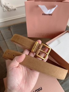 Miumiu 宽度3.5Cm 编号5Cc536 双面头层卡其绒面小牛皮材质，皮料柔软舒适 背面原版钢印Logo。 精细的做工，搭配纯铜扣头 古铜色 金色 银色
