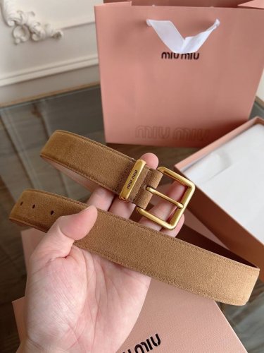 Miumiu 宽度3.5Cm 编号5Cc536 双面头层卡其绒面小牛皮材质，皮料柔软舒适 背面原版钢印Logo。 精细的做工，搭配纯铜扣头 古铜色 金色 银色
