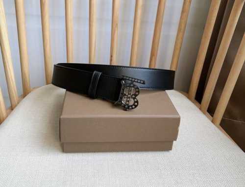 Burberry 巴宝莉专柜同步上新搭配冲孔镀钯金专属标识造型的饰牌搭扣 精选光滑皮革制成 宽:3.5Cm 精致优雅 简单大方