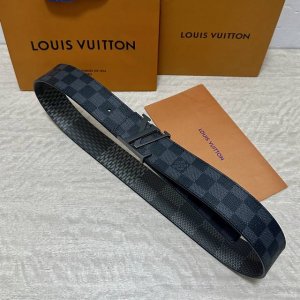 Lv 宽4.0Cm 双面腰带将两式经典融于一处。Monogram 印花瞩目放大，与焕新 Monogram Giant 系列相得益彰；Monogram 帆布在另一