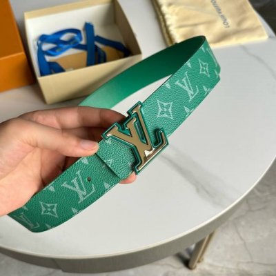 圖片包裝10 寬：40Mm 驢家新品 雙面均可使用 一面為柔軟的十字紋小牛皮 另一面配以色彩繽紛的帆布製作 全新字母搭扣設計與腰帶搭配相呼應 成為獨特的亮眼之作
