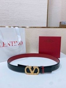 Vlogo Signature搭扣，饰以施华洛世奇仿珍珠 -施华洛钻 花纹搭扣 -进口小牛皮材质 进平纹带身 -宽度：3厘米