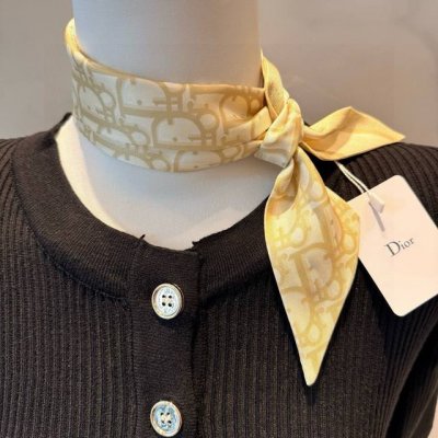 新款这款 迪奥Montaigne Mitzah 发带丝巾从标志性的 Dior 精品店地址汲取灵感，老花字母配条纹的款式经典，造型修长，两端尖角设计，背面饰以“C