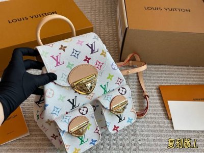 复刻版 礼盒 尺寸： 20*20Cm Lv白彩双肩包 顶级原单 原版面料 配头层牛皮 这个颜色真的超好看 就喜欢那种简单的高级感 手感很舒适 质感满满