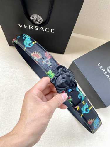 特 宽度4.0Cm Versace 范思哲 此款Palazzo腰带采用牛皮革面料制作，并饰有Le Pop Classique图案印花和标志性的美杜莎五金配件。