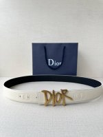Dior 这款双面腰带结合典雅气质与摩登风范 双面均采用粒面牛皮革精心制作 一面为黑色 另一面多色可选 可搭配各式 35 毫米复古不锈钢腰带扣 更添精致 打造富