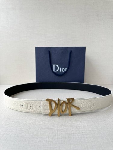 Dior 这款双面腰带结合典雅气质与摩登风范 双面均采用粒面牛皮革精心制作 一面为黑色 另一面多色可选 可搭配各式 35 毫米复古不锈钢腰带扣 更添精致 打造富