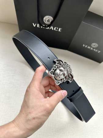宽度4.0Cm Versaec 范思哲 此款时尚腰带由柔软的小牛皮革制成，饰有立体美杜莎！扣头五金采用真空电镀 。 - 点击图像关闭