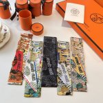 上新，18姆米重磅斜纹真丝飘带，绝对的好货，正品开版，专柜同步 爱马仕新款Twilly，顶级斜纹真丝打造 超精细的印花 字迹非常清晰 规格：5X86Cm，100