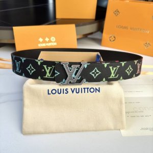 原版包裝 L0Uis Vuitt0N 專櫃最新版本 寬度40毫米 皮帶面採用定制帆布面料 原廠進口頭層小牛皮底 手感極佳 配置新款字母搭扣 雙面用 滿足不同需求