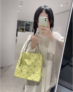 原单跑量 Isseymiyake Baobao｜三宅一生 新款 Carat 钻石包，这系列的颜色都好高级~可以手提和单肩~手腕两个扣可以调节长度~有两个尺寸可以