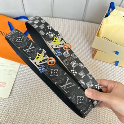 特 寬：40Mm 驢家當季新品 寬度40Mm 訂制帆布面料融入粉筆塗鴉風格效果 襯托柔軟原廠小皮 搭配當季最新款三色五金扣 雙面可用