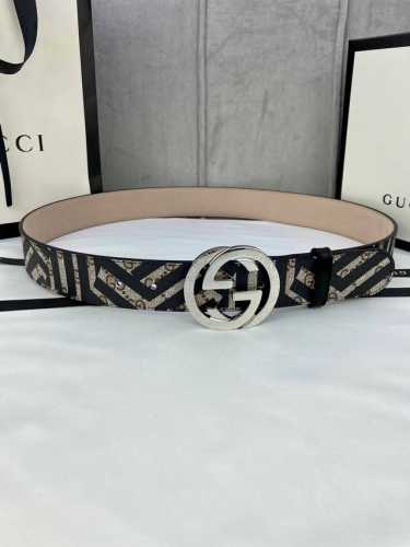 宽度4.0Cm Gucci Marmont系列每一季都会推陈出新，为灵感源于70年代的标志性gg钢扣配件注入现代精髓。这款gg Supreme帆布腰带反面采用黑
