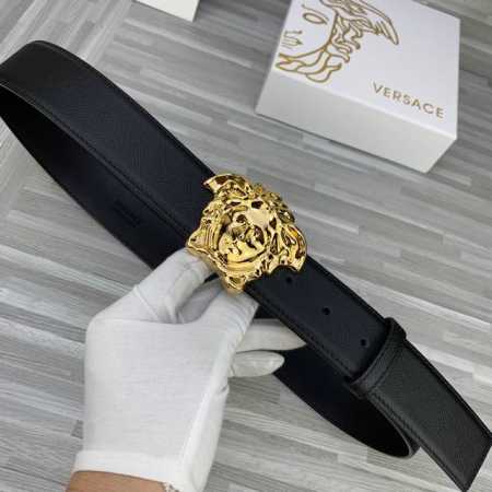p200 宽度4.0Cm。Versace （范思哲） 此款腰带饰有标志性的Versace美杜莎头像带扣，彰显品牌格调。是一款精美的衣橱必备单品。 - 点击图像关闭