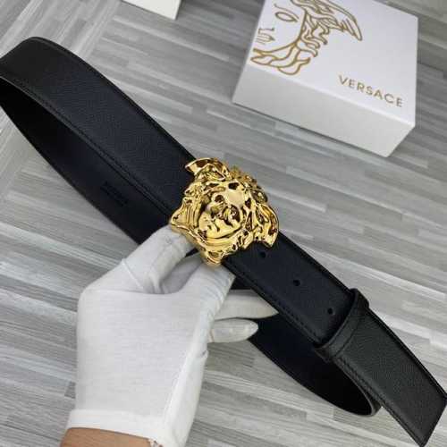 p200 宽度4.0Cm。Versace （范思哲） 此款腰带饰有标志性的Versace美杜莎头像带扣，彰显品牌格调。是一款精美的衣橱必备单品。